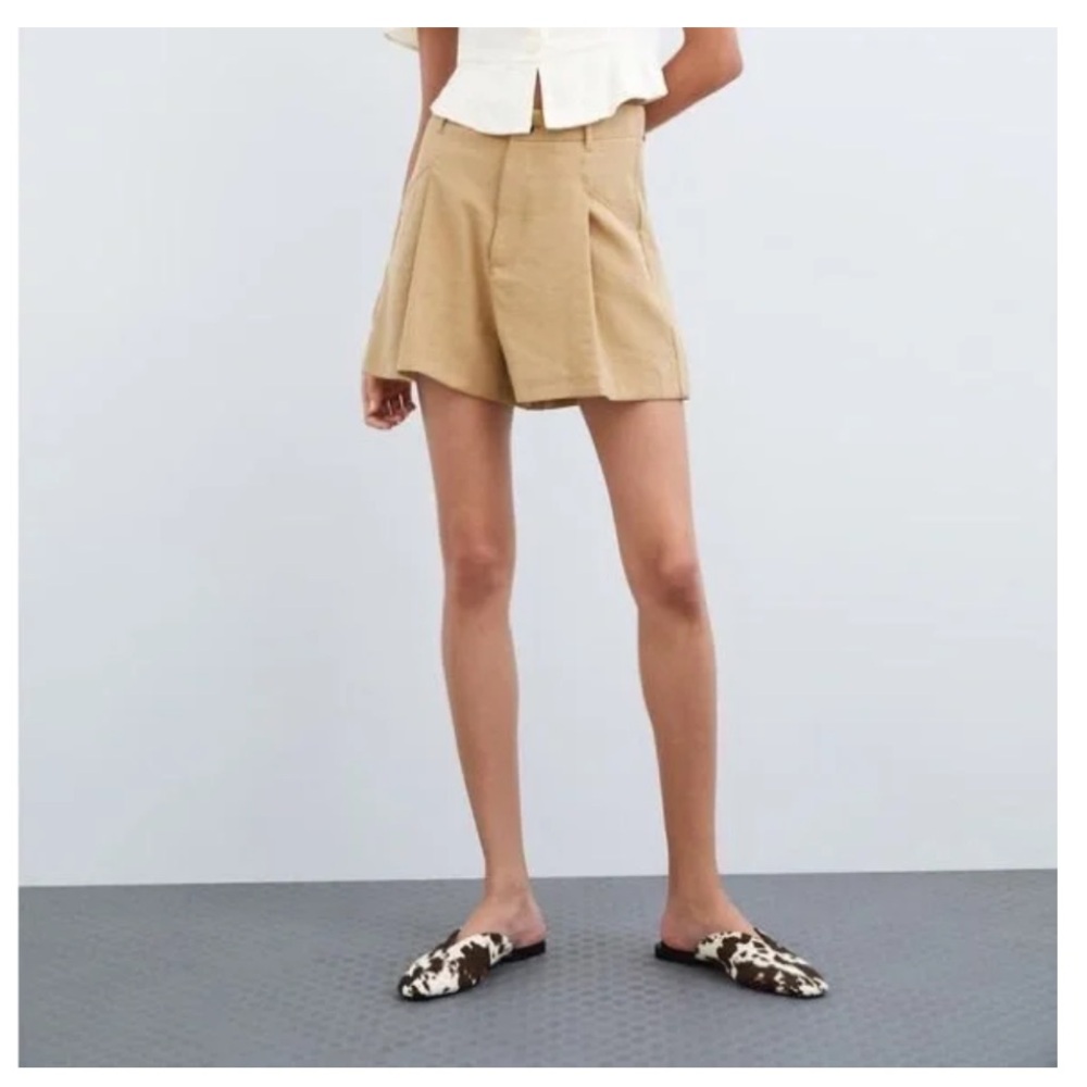 Zara Women's Beige Pleated Shorts